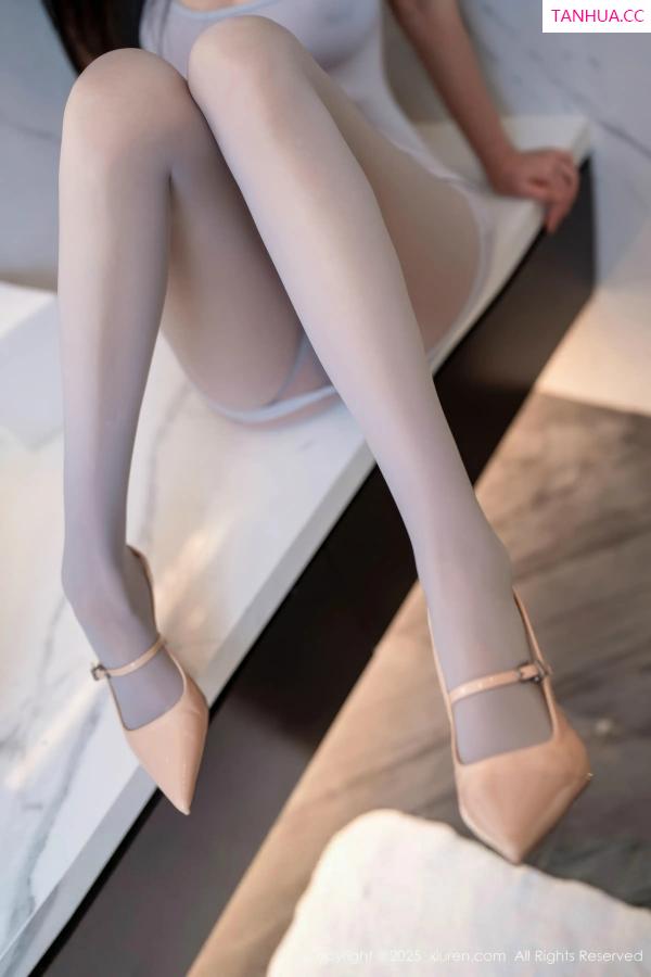  [XiuRen]高清写真图 2025.12.30 No.11174 shelly诗莉 灰色丝袜第10张图片
